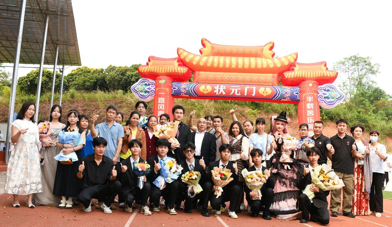 实现报效祖国的远大理想和抱负，我校隆重举行“十八而至正青春，挺膺奋进新征程”——2024届成人典礼仪式 丨 千亿体育在线官网首页入口(中国)官方网站